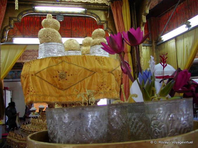 Shapeless Buddha, covered in gold leaf by the faithful, Phaung Daw Oo Pagoda, Inle Lake - Myanmar (Burma)
