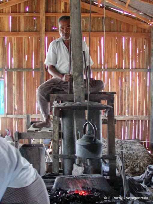 The master blacksmith, Inle Lake - Myanmar (Burma)