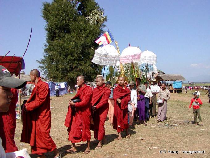 Procession of monks in red, Taung To, Inle Lake - Myanmar (Burma)