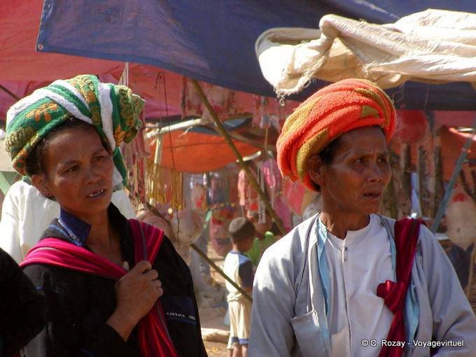 Burmese wearing headdresses Pao market, Inle Lake - Myanmar (Burma)
