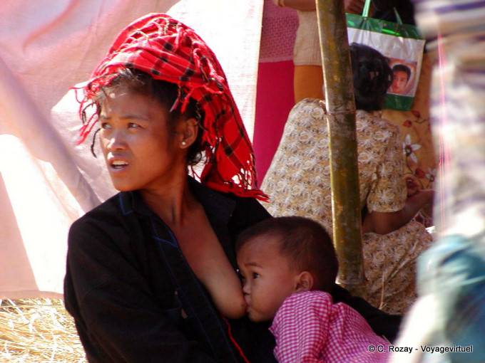 Scene breastfeeding young wife of the Pao ethnic group, Inle Lake - Myanmar (Burma)