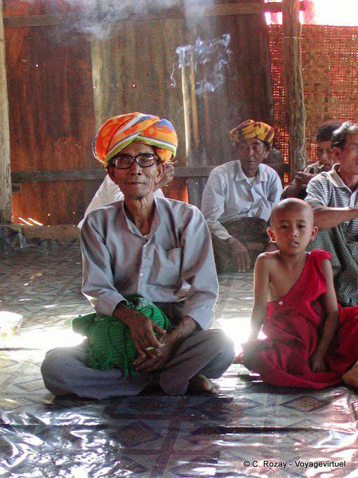 Generation, the old man and the child, Khaung Daing, Inle Lake - Myanmar (Burma)