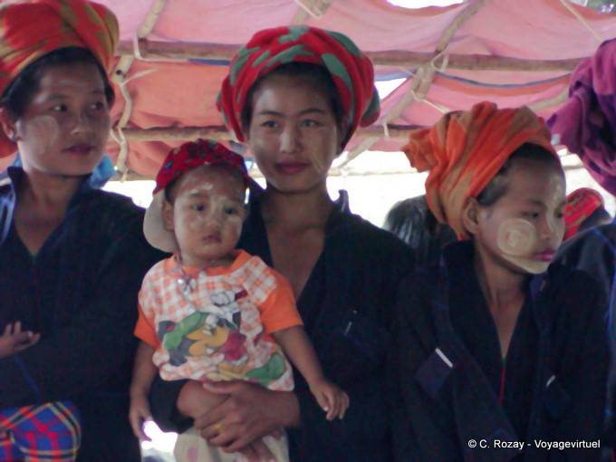 Inle Lake, group of women Pa-O with thanaka - Myanmar (Burma)
