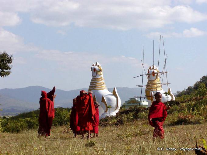 Monks and dragons near Shan Temple Khaung Daing, Inle Lake - Myanmar (Burma)