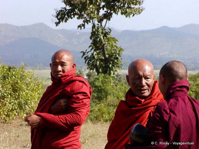 Old Burmese monks in ruby ​​red, Inle Lake - Myanmar (Burma)