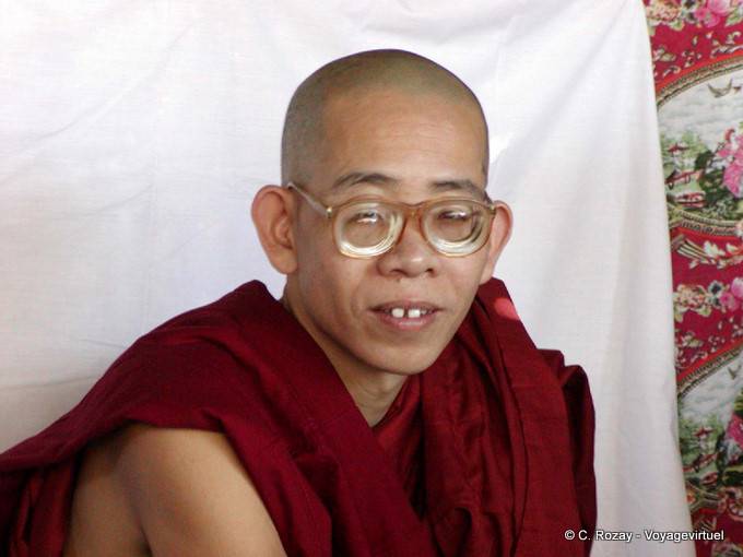 The monk to short-sighted glasses, Inle Lake - Myanmar (Burma)