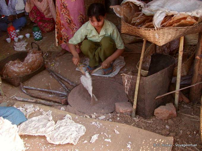 Preparing patties on sand, market Khaung Daing, Inle Lake - Myanmar (Burma)