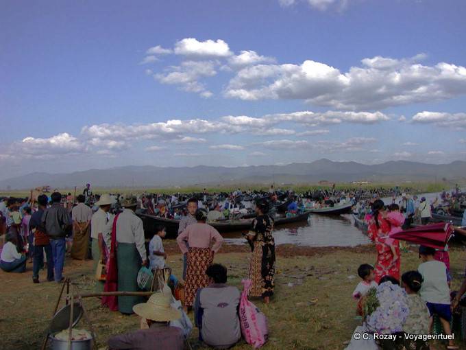 Crowd starting again after the market and the religious festival, Khaung Daing, Inle Lake - Myanmar (Burma)