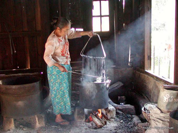 Craft coloring silk, Inle Lake - Myanmar (Burma)