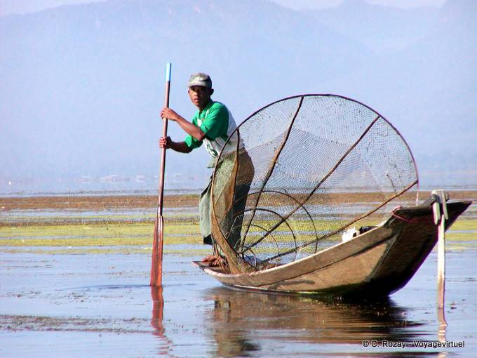 Fisherman using his paddle as a navigation pole, Inle Lake - Myanmar (Burma)