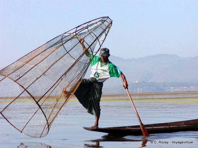 Throwing the net, fishing on Lake Inle - Myanmar (Burma)