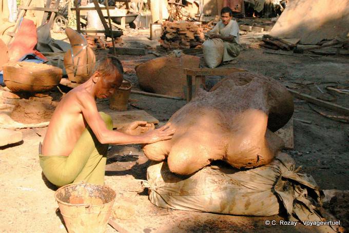 Crafts of the earth to make statues, Mandalay - Myanmar (Burma)