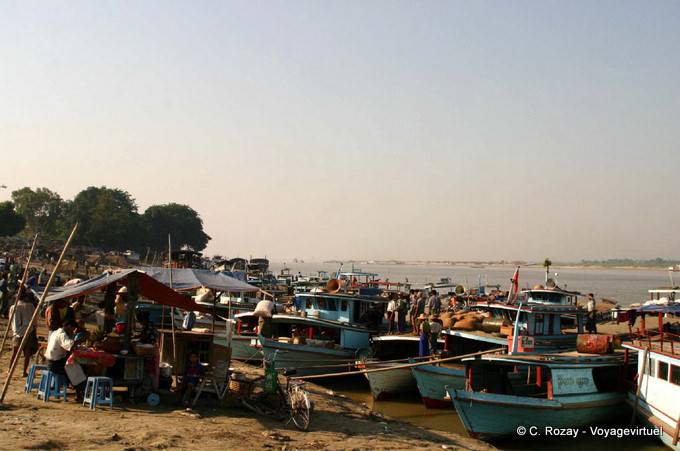 Boats in the harbor of Mandalay - Myanmar (Burma)