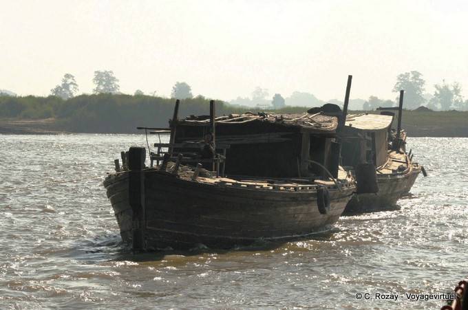 Local wooden barge, Ayerwayadi, Mandalay - Myanmar (Burma)