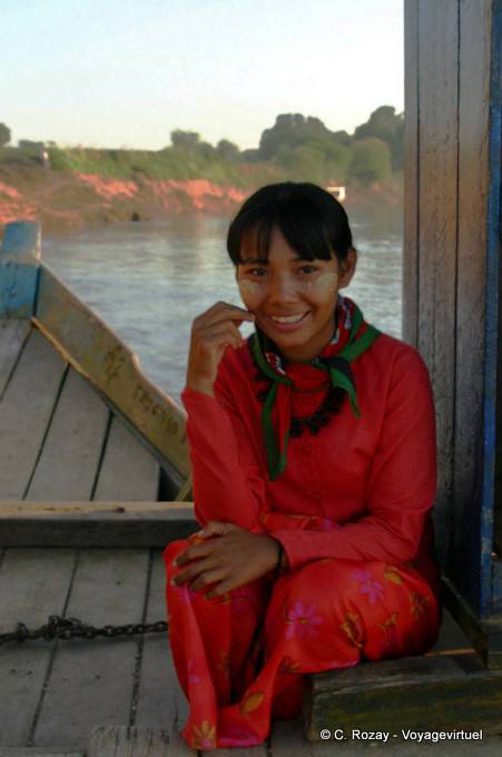 Smile on the pier, Ava, Mandalay - Myanmar (Burma)