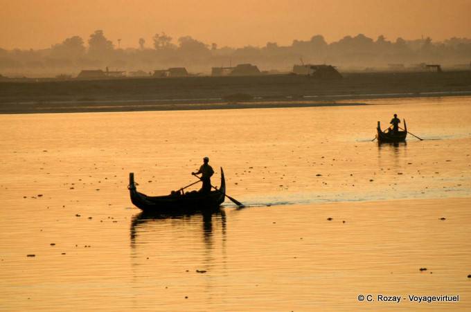 Boats at dawn on Ayeyarwady, Mandalay - Myanmar (Burma)