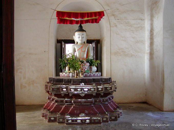 Buddha in a stripped environment - Myanmar (Burma)