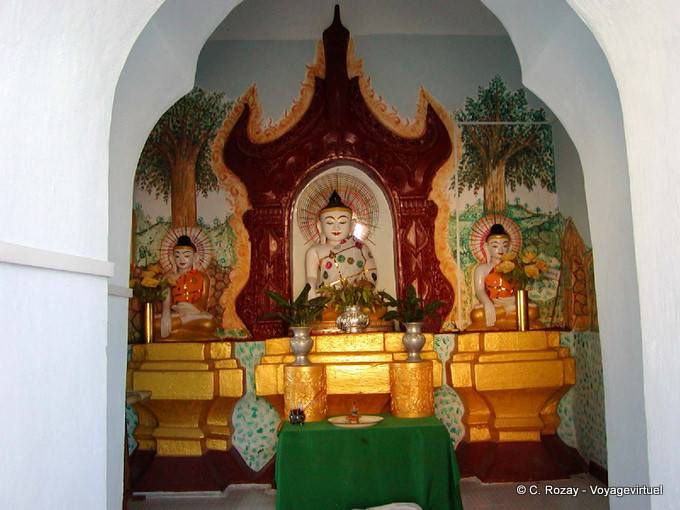 Triptych of Buddhas on an altar-U-Ponnya Sun-Shin, Mandalay - Myanmar (Burma)