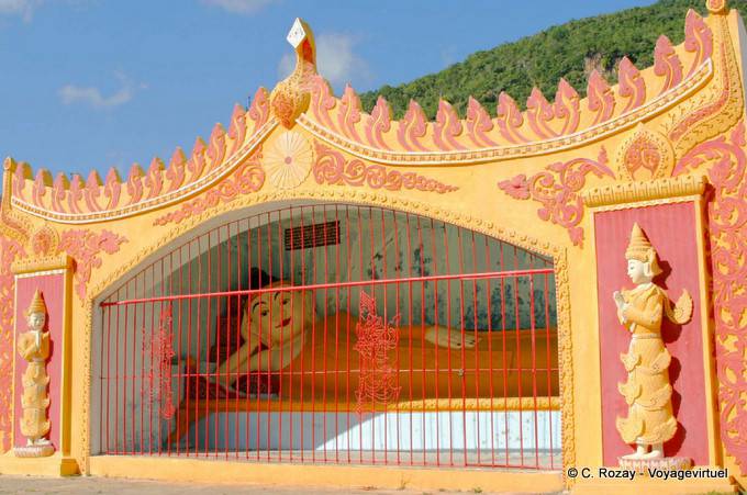 Shwe Oo Min Pagoda, Buddha lying behind the gates, Pindaya - Myanmar (Burma)