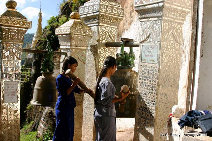 Strike the bell on the site of Pindaya - Myanmar (Burma)