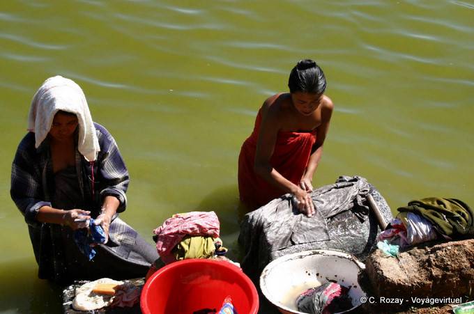 Laundry in the pond, Pindaya - Myanmar (Burma)