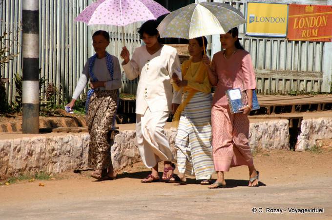 Women walk under the sun, Pindaya - Myanmar (Burma)