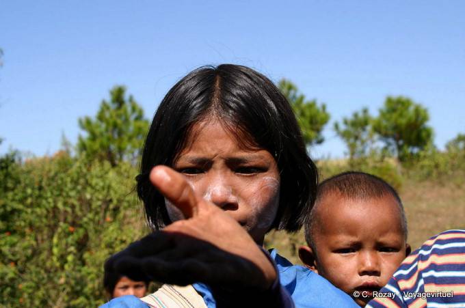 Poor children begging, Myelat area Pindaya - Myanmar (Burma)