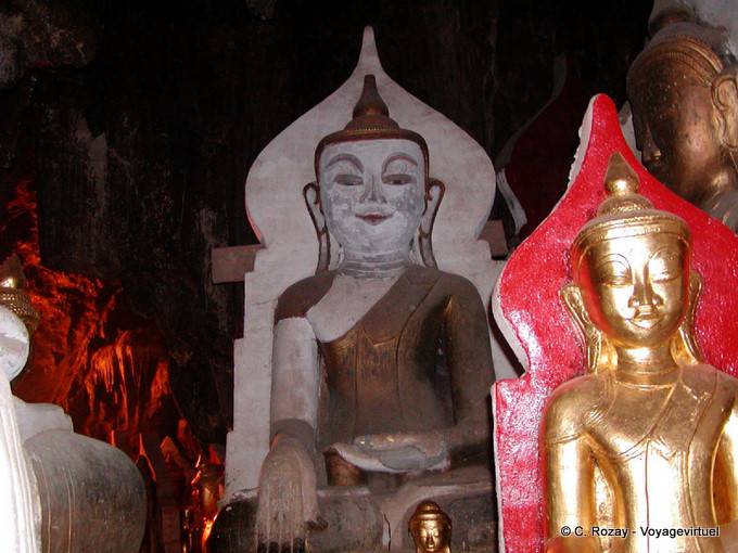 Mudra taking earth to witness, seated Buddha, Pindaya - Myanmar (Burma)