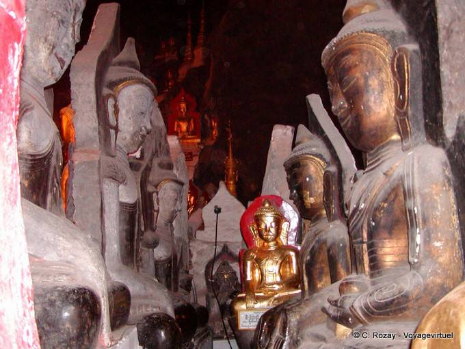 Double row of Buddhas face-to-face Schwe Umin Cave (Golden Cave), Pindaya - Myanmar (Burma)