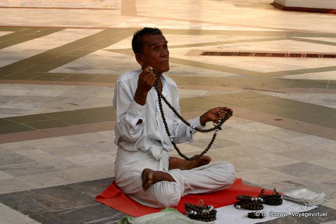 Please blind looking at the sun, Shwedagon Pagoda, Rangoon - Myanmar (Burma)