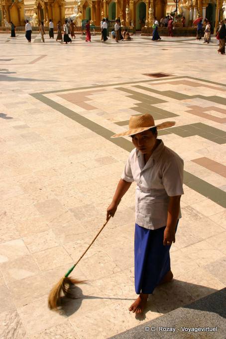 Hat sweeper, Shwedagon Pagoda, Rangoon - Myanmar (Burma)