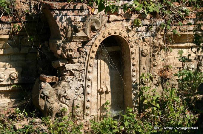 Antique door to the lion, archaeological site of Sankar (Sagar) - Myanmar (Burma)