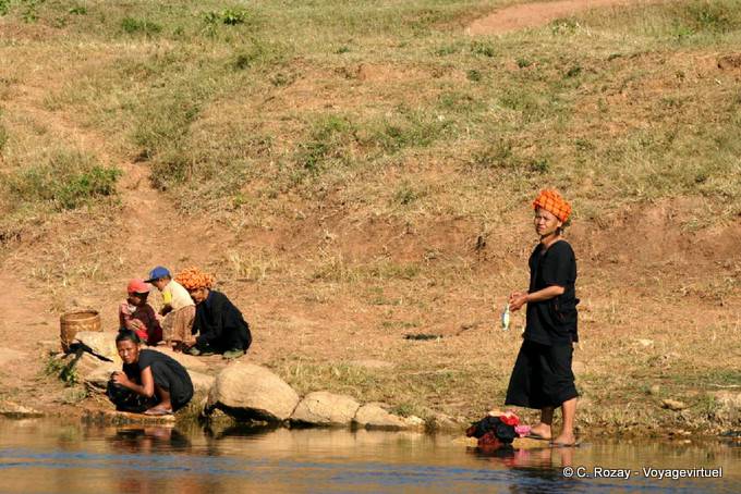 Pa-O doing laundry in the river, Sagar - Myanmar (Burma)