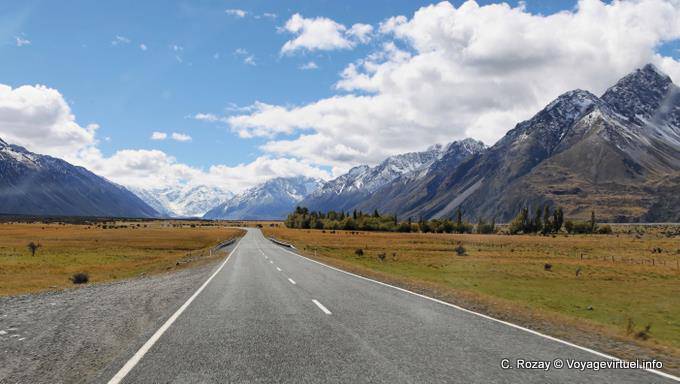 Between mountains, Mount Cook Road, Canterbury - New Zealand
