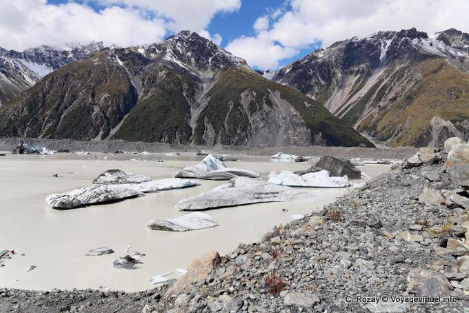 Ice loose from glacier Tasman Lake, Canterbury - New Zealand