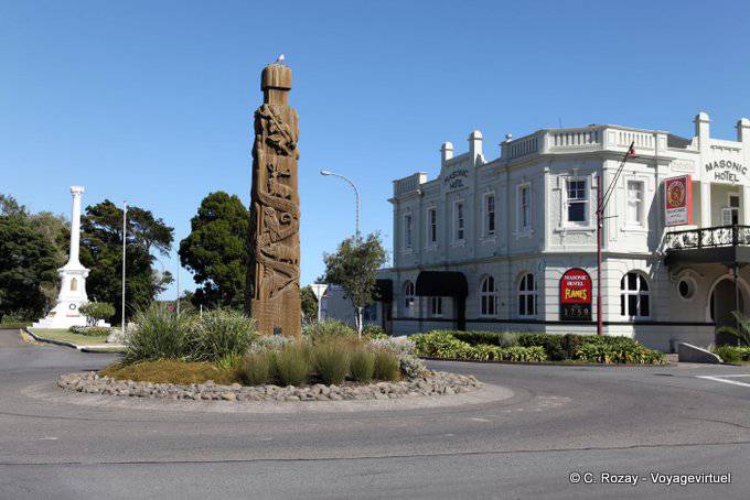 Masonic Hotel and Maori carving, Carving Opotiki Town Centre, East Cape - New Zealand
