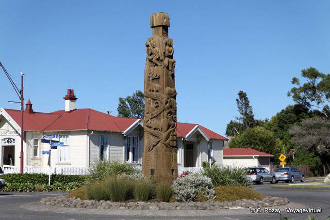 Carved Maori totem, Opotiki Carving Town Centre, East Cape - New Zealand