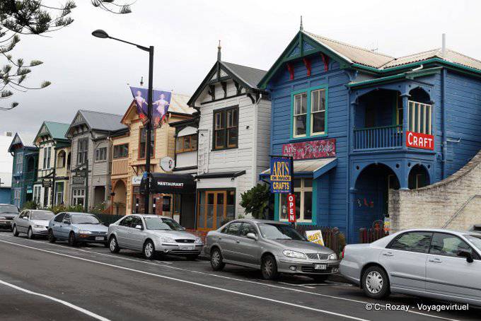Along Marine Parade, Napier, Wooden Houses, East Coast - New Zealand