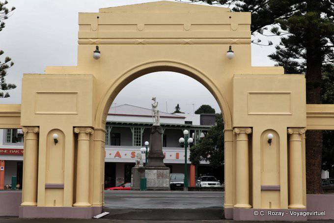 Between Herschell Street and Marine Parade, Statue, Napier, East Coast - New Zealand