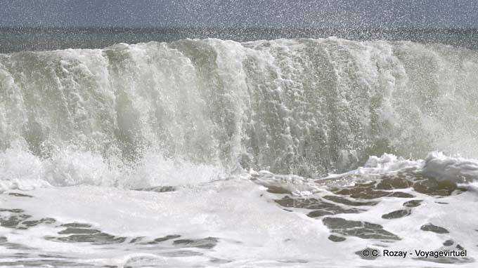 Tasman sea wave, Baylys Beach, Northland - New Zealand