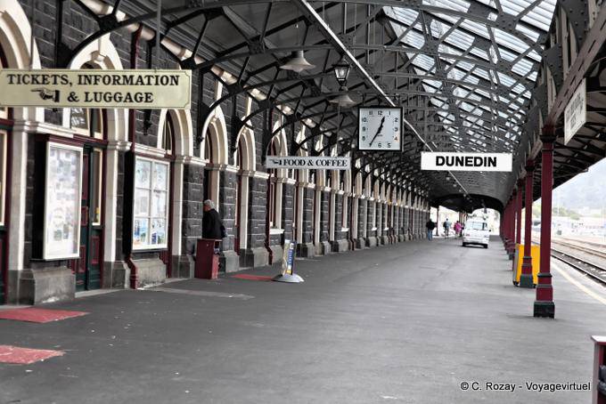 Quai black basalt Kokonga, Dunedin, Railway Station - New Zealand