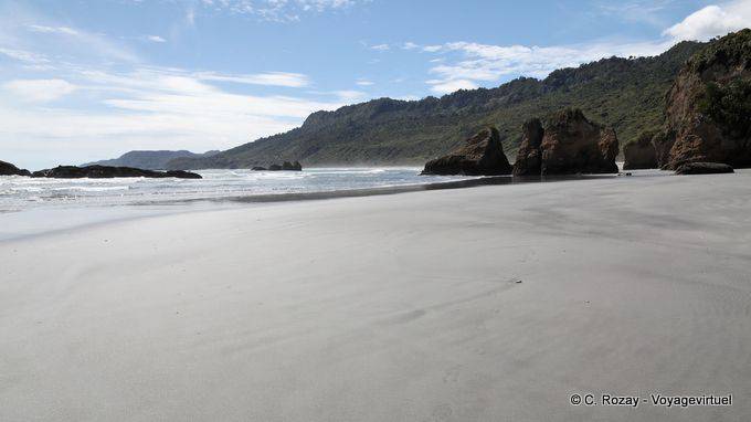 White sand and black rock, Paparoa Between Woodpecker And Hatters Bay, Westcoast - New Zealand