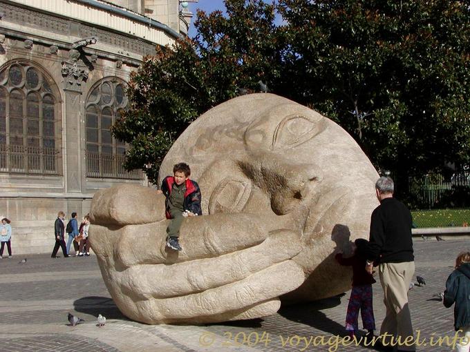 Listening, Henri sculpture Miller Place Cassin, Paris, France