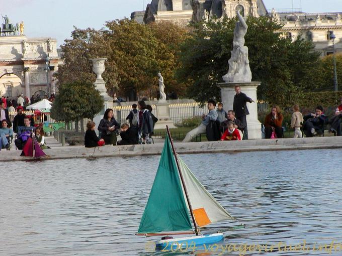 Bold navigation, basin Jardin des Tuileries, Paris, France