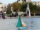 Bold navigation, basin Jardin des Tuileries, Paris, France.