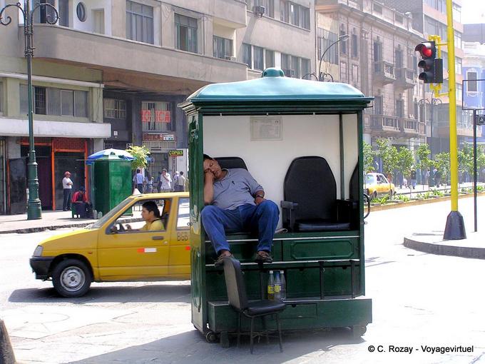 Nap shoeshine, Lima -Peru