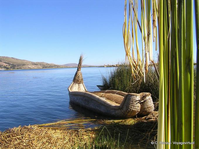 Floating reeds a boat braided totora, Titicaca -Peru