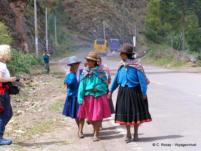Cholitas in pollera and ahuayo, traditional dress of women, Pisac -Peru