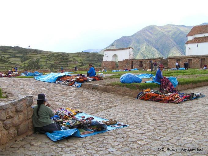 Weavers tourists waiting in the rain, Chinchero -Peru