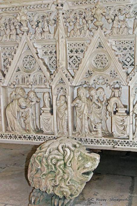 Close-up on funerary sculptures, tomb of Ines de Castro, Alcobaça - Portugal
